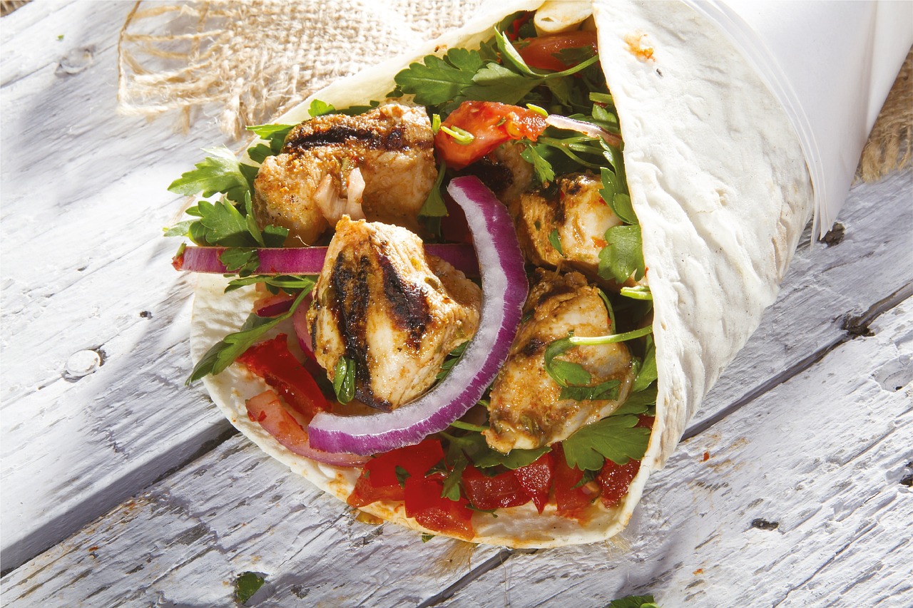 photo montrant un sandwich au chich taouk.