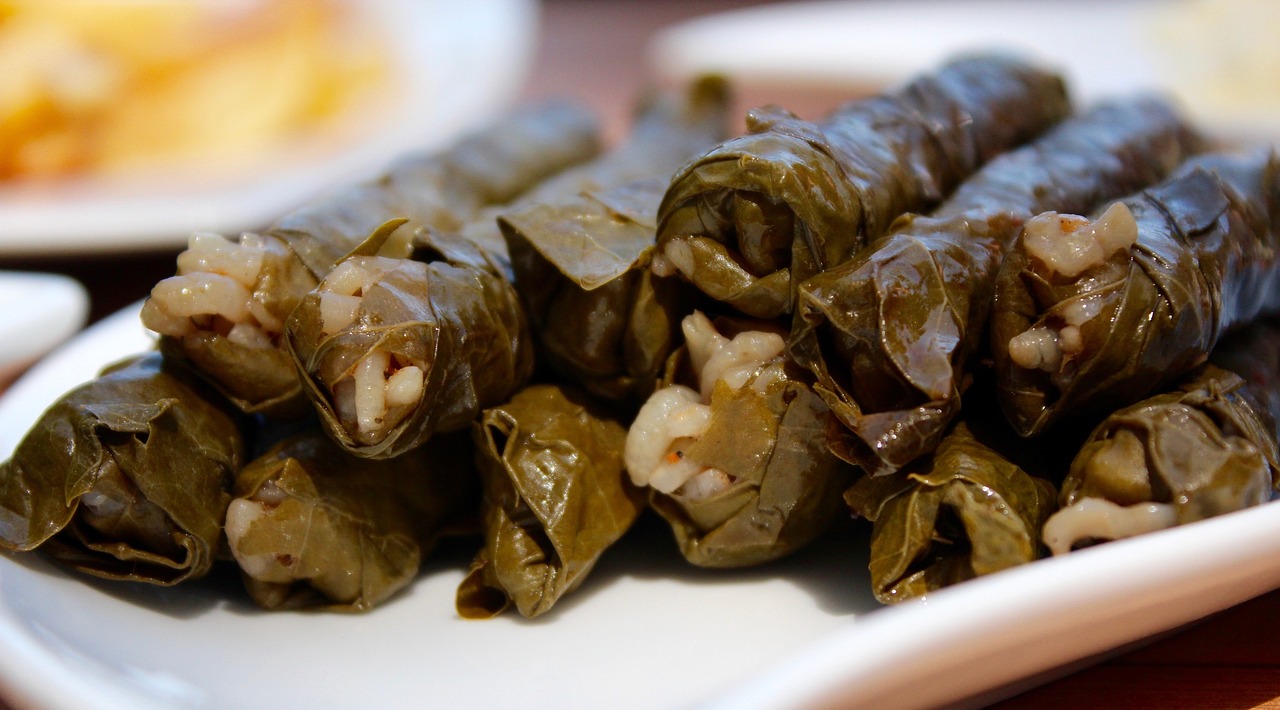 photo montrant des dolmas farcis au riz, c'est des feuilles de vignes farcies au riz.